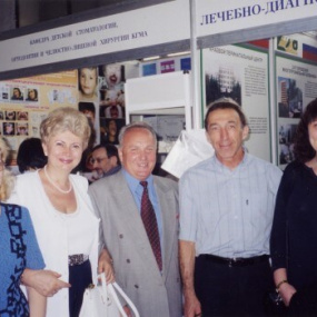 Руководящие работники здравоохранения г.Краснодара и Краснодарского края на выставке «Медима-Фармина». Март 2002 г. г. Краснодар